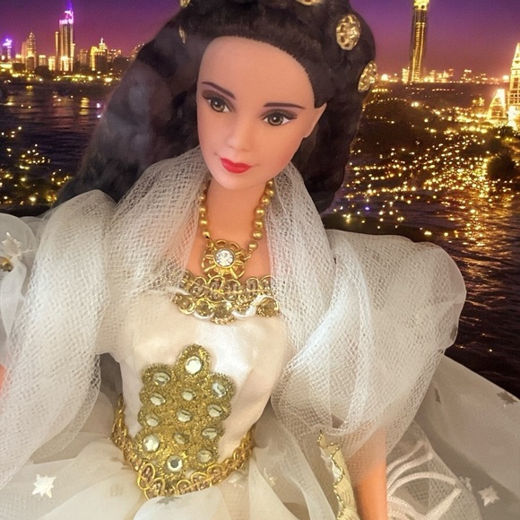 1996 Barbie Empress Sissy Doll in Elegant White and Gold - Picture 2 of 5